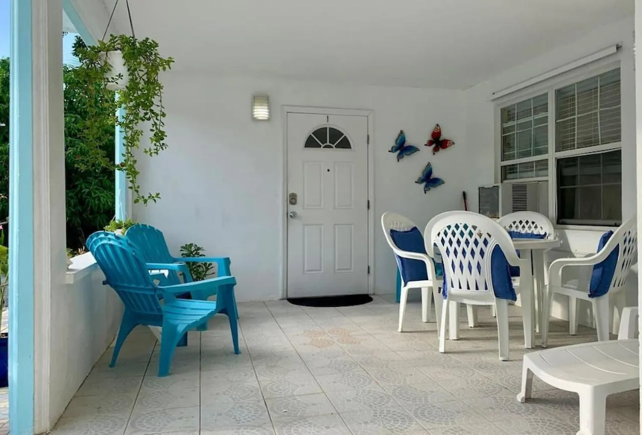 Suite 1, Blue Pavilion - Steps To Beach - Car, Value, Service West Bay Lejlighed